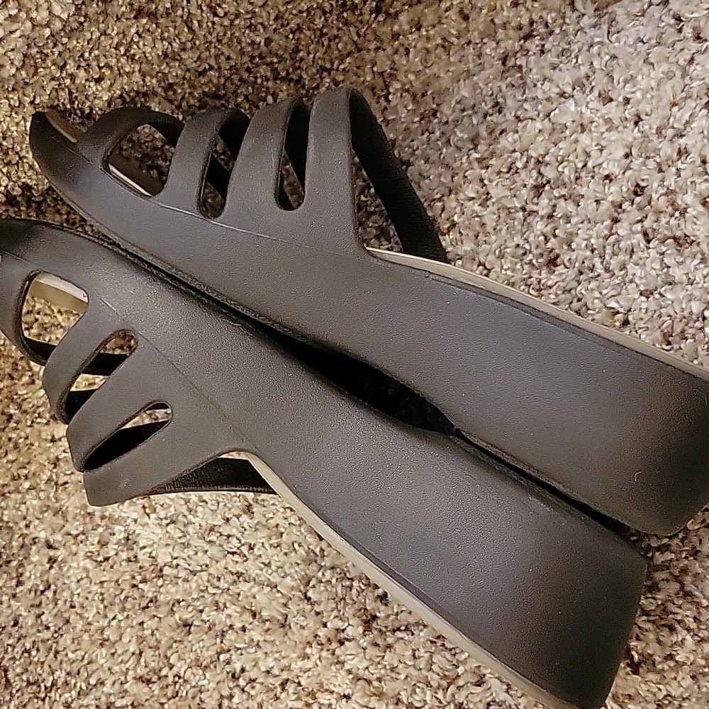 Ladies Strappy Rhonda Crocs - Picture 3 of 10